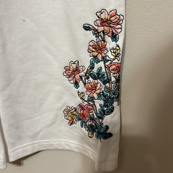 Love stitch off white pants, embroidery on keg. Sz med - Picture 3 of 9